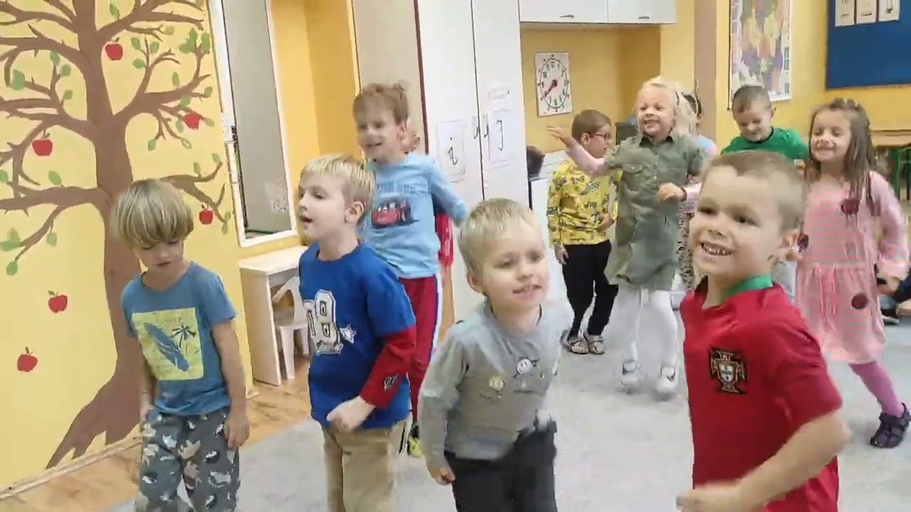 Zabawa ruchowa w zerówce w Katolickiej Szkole Podstawowej w Trzciance - 18.10.2024