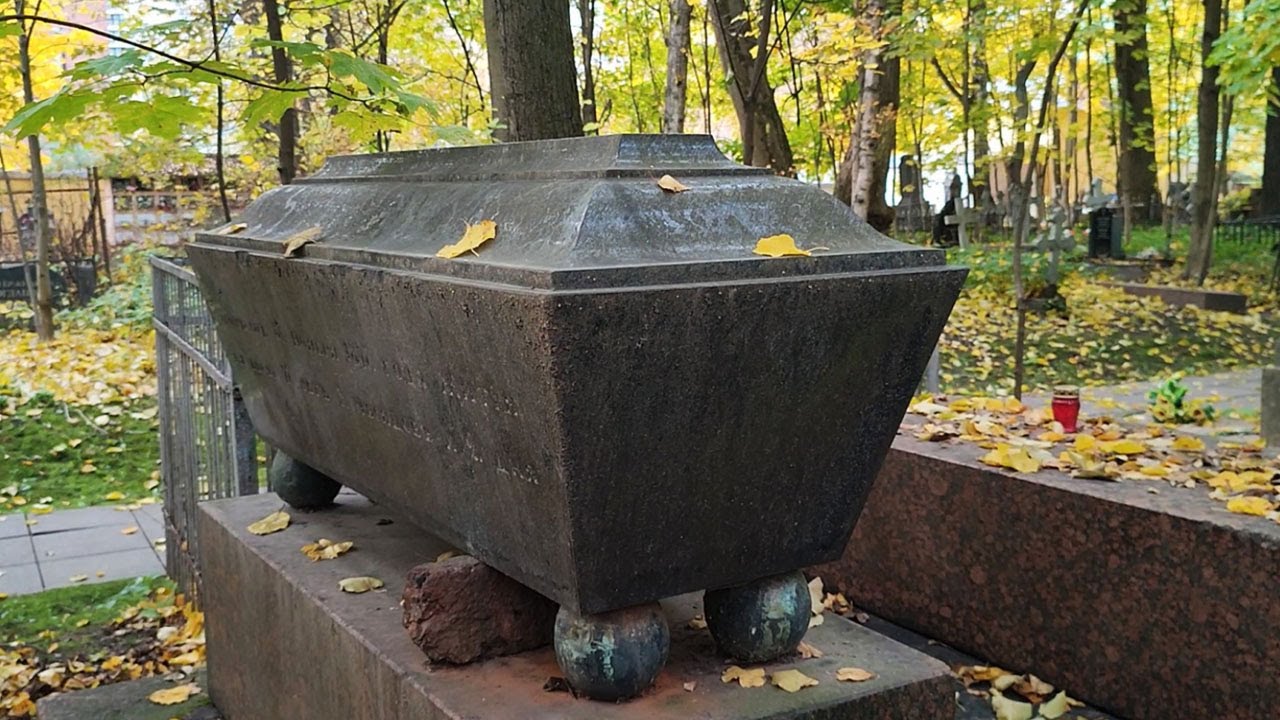 ГОРОД МЕРТВЫХ: Малоохтинское старообрядческое кладбище. ( СПб).