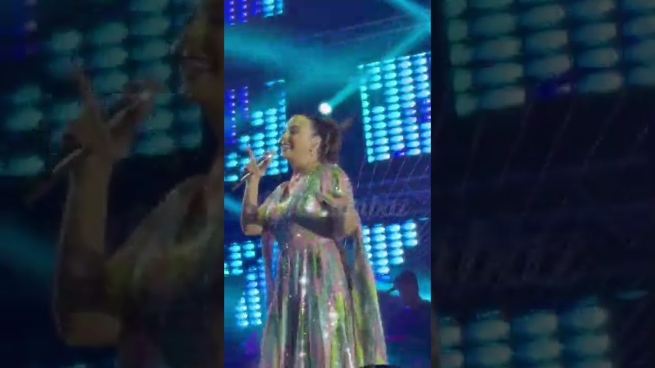 Ebru Gündeş - Aşık (İzmir Aliağa Konseri)