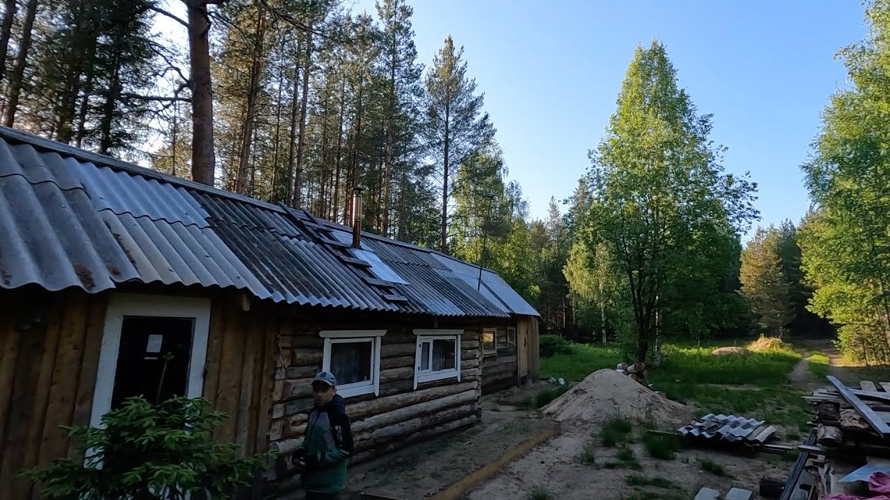 Нашли классную избу в лесу. Развешиваю рыбу для сушки.