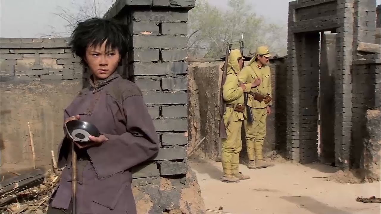 Нищий отлично владеет кунг-фу, а «ватная пальма» заставляет японца дрожать от страха.