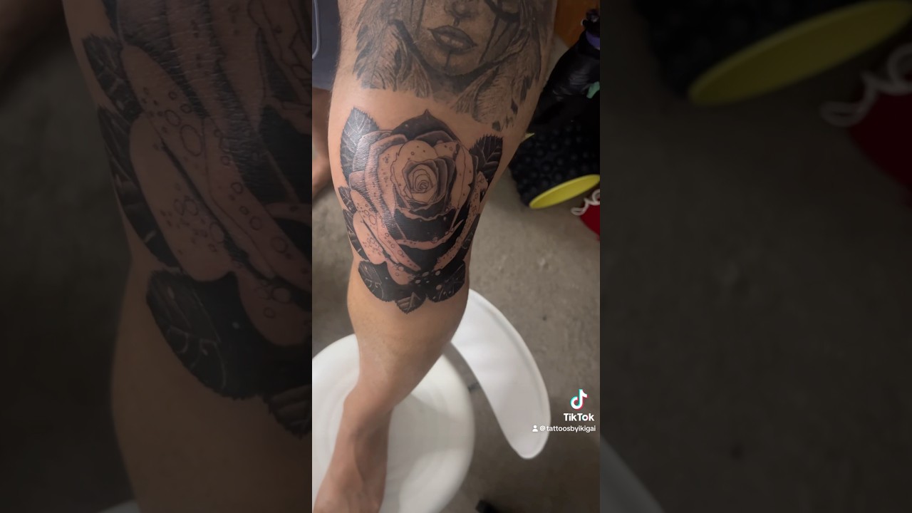 Knee tattoos are no joke!! I was going through it 😂😩😭 #tattoos #tattooartist #rosetattoo #artist