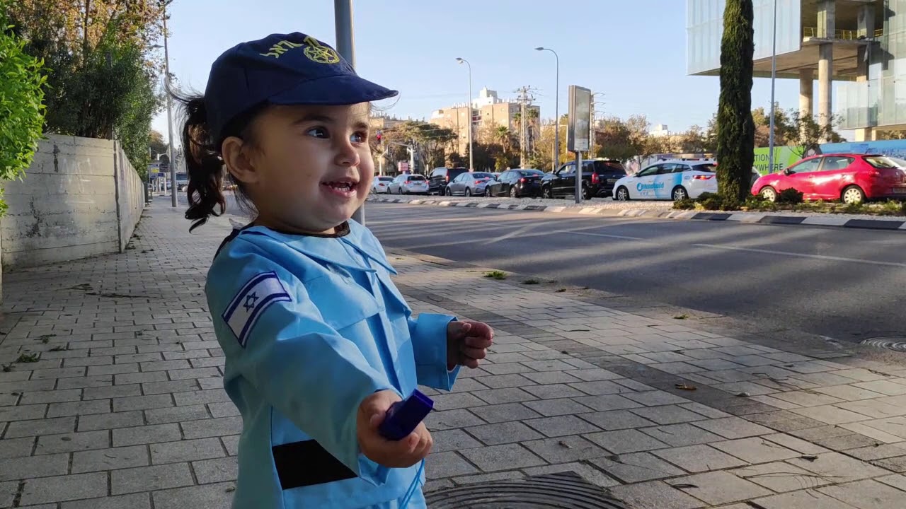 אמה שוטרת! חג פורים שמח
