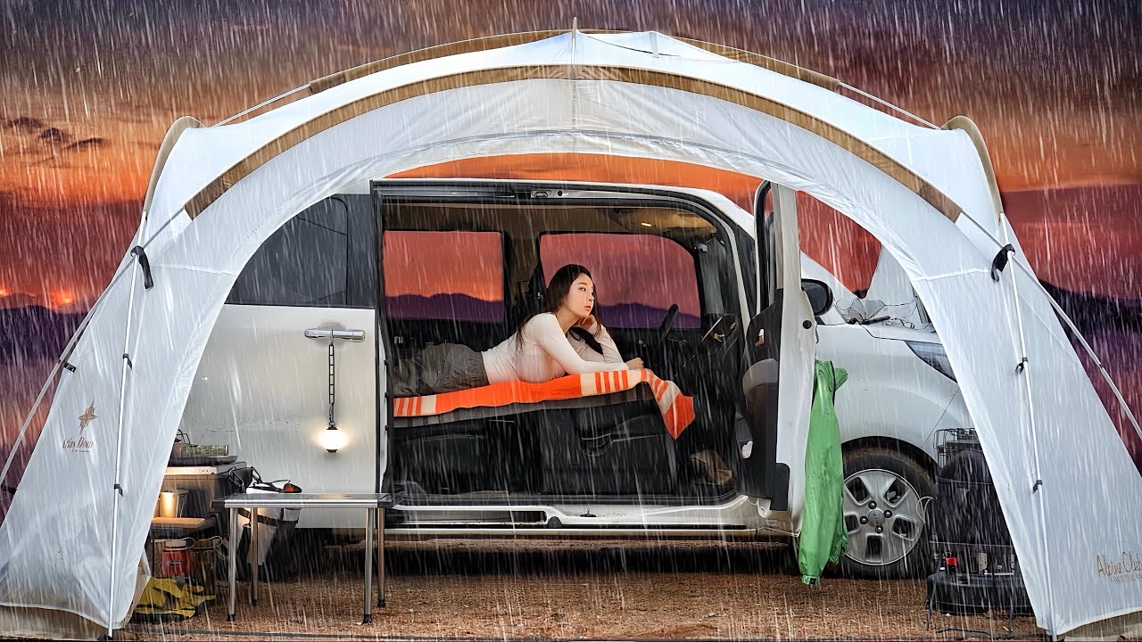 Потрясающий ! Маленький фургон въехал в палатку ☔ Кемпинг в одиночестве под дождем ASMR