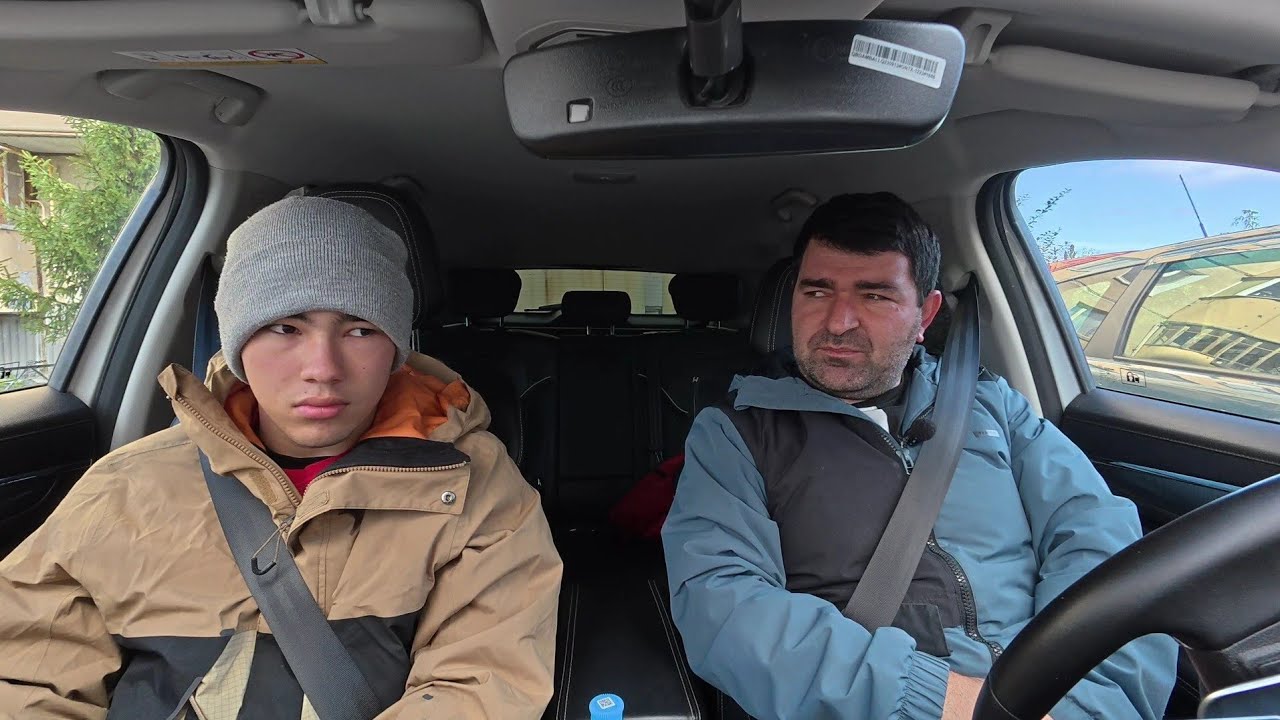 Купили новое транспортное  средство для дачи. Сафар с Абдугани  подрезают деревья и кусты.