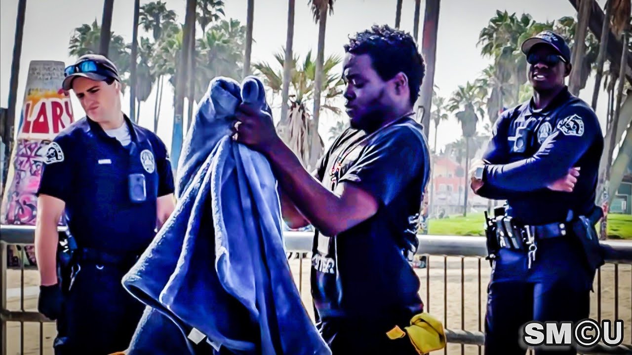 𝗣𝗢𝗟𝗜𝗖𝗘 𝗘𝗡𝗚𝗔𝗚𝗘: Officers Direct Homeless Man to Vacate Venice Skate Park