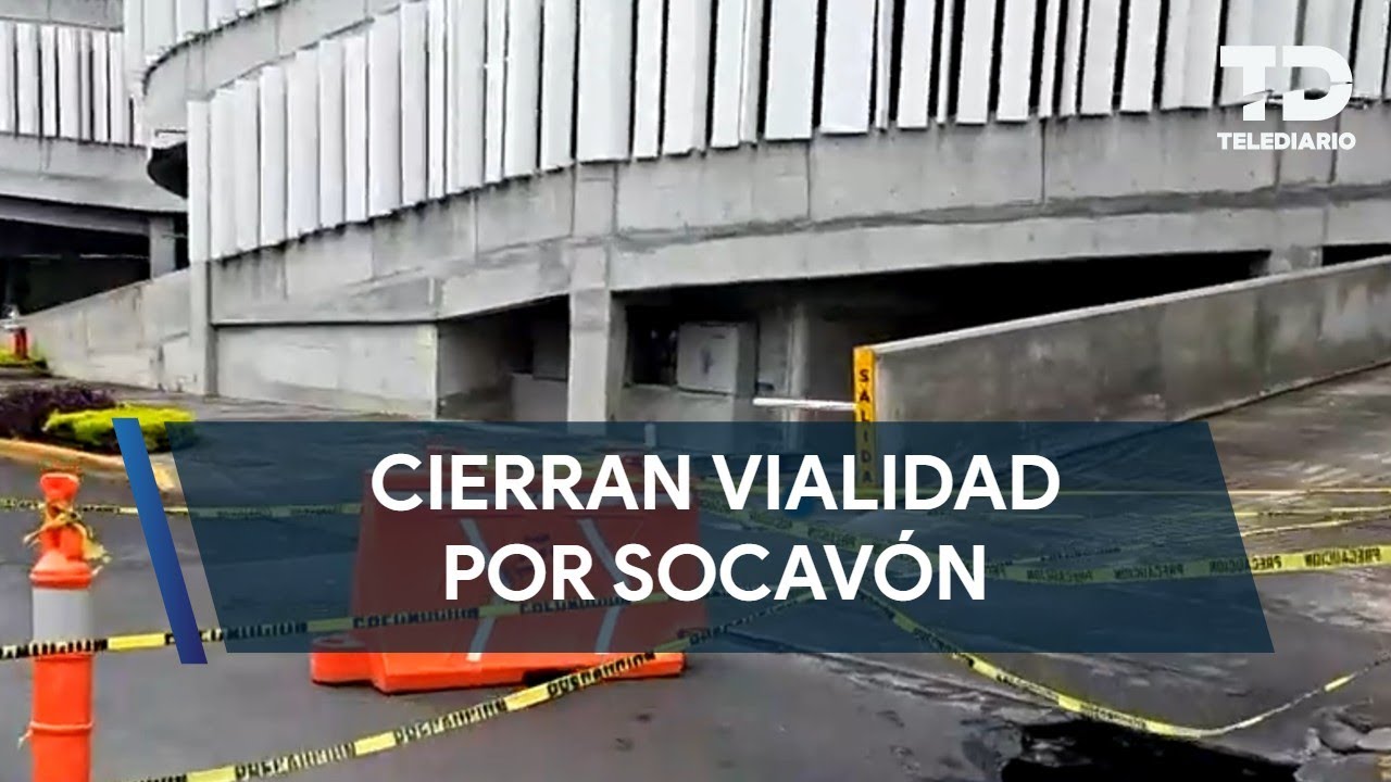 Cierran vialidad por enorme socavón en la avenida Félix U. Gómez en Monterrey