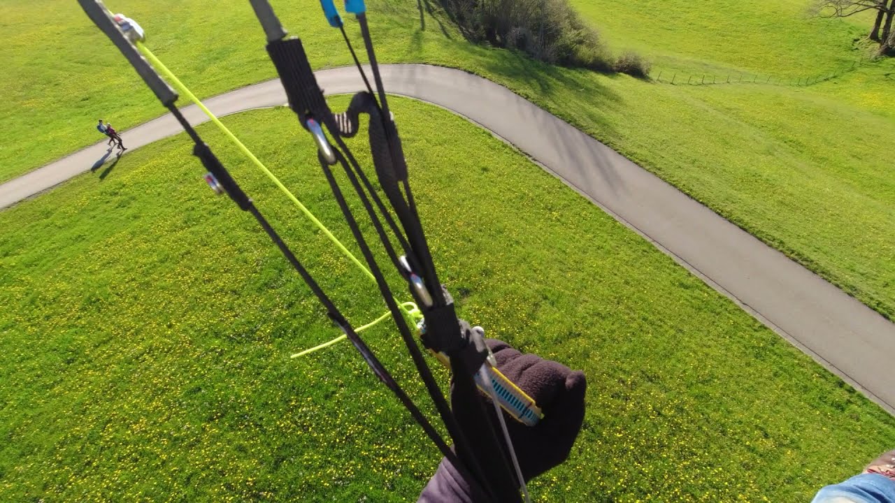 Gleitschirmtraining. Flug in Ratholz
