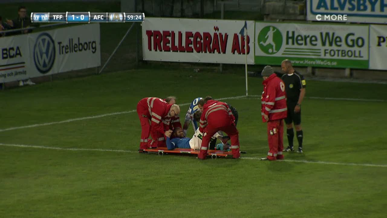 Olycklig kn&auml;skada f&ouml;r Camara-J&ouml;nsson - b&auml;rs ut p&aring; b&aring;r - TV4 Sport