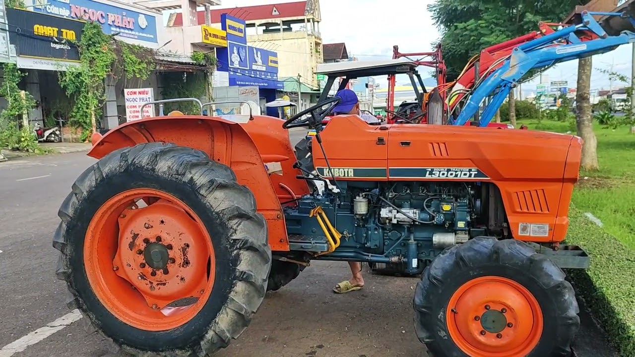 Báo giá máy cày Kubota L3001 hai cầu trợ lực lái đẹp long lanh số trong phần mô tả.