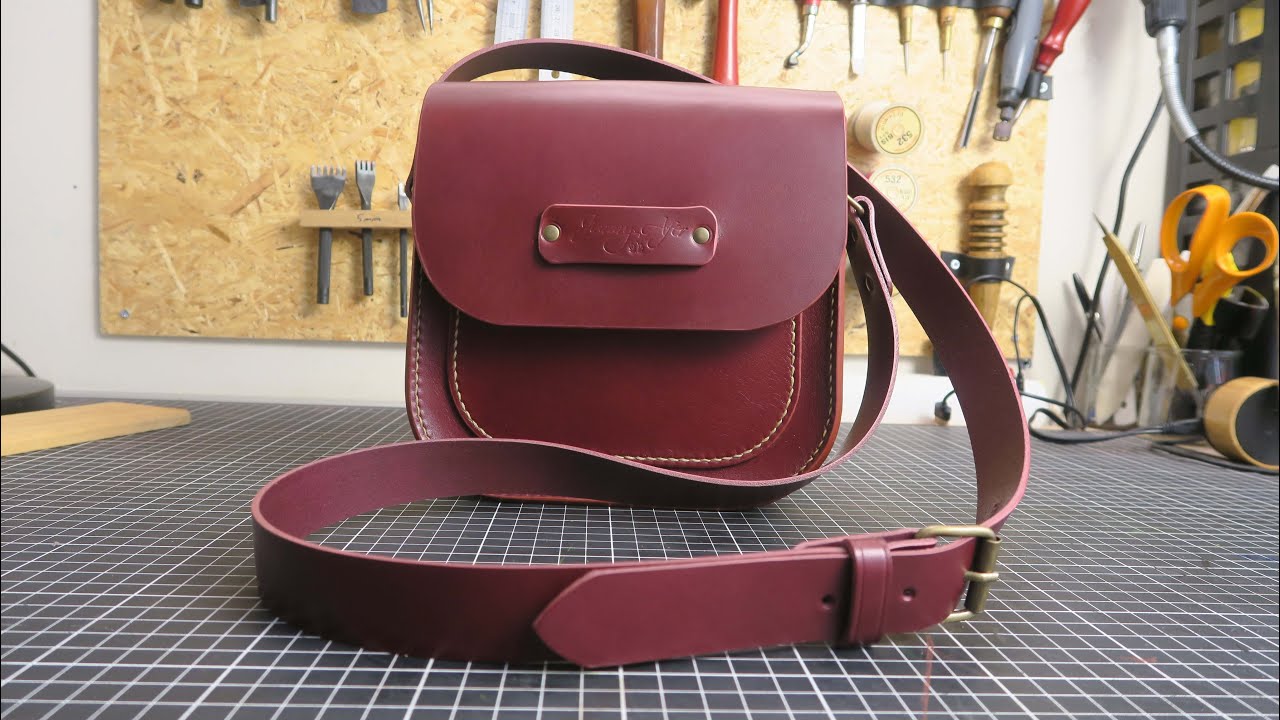 Fabrication d'un petit sac à main en cuir, le 