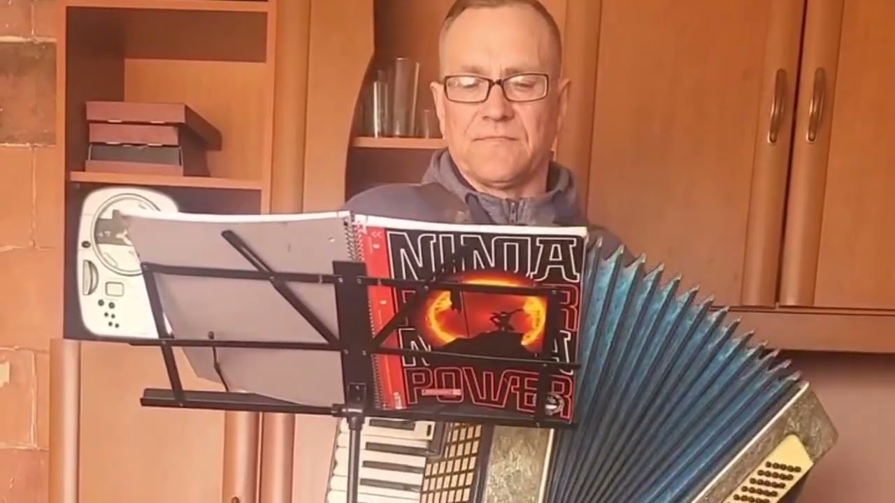 Dainuoja Egidijus Stoškus