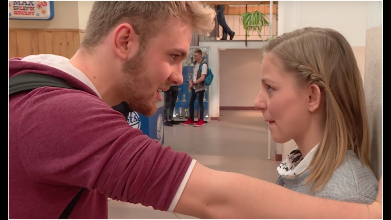 Zaborczy chłopak chciał kontrolować życie swojej dziewczyny [Szkoła odc. 413]