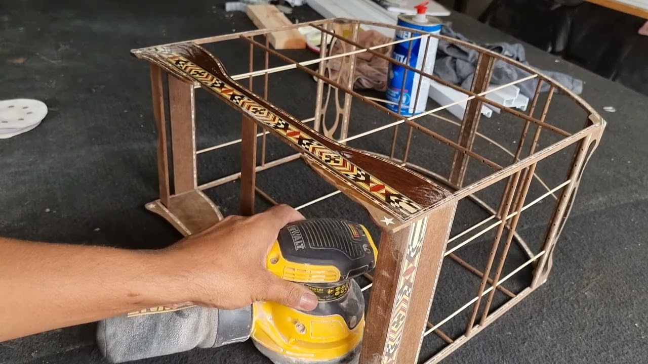 LAQUEAMENTO E LIXAMENTO DA GAIOLA ANTES DO VERNIZ