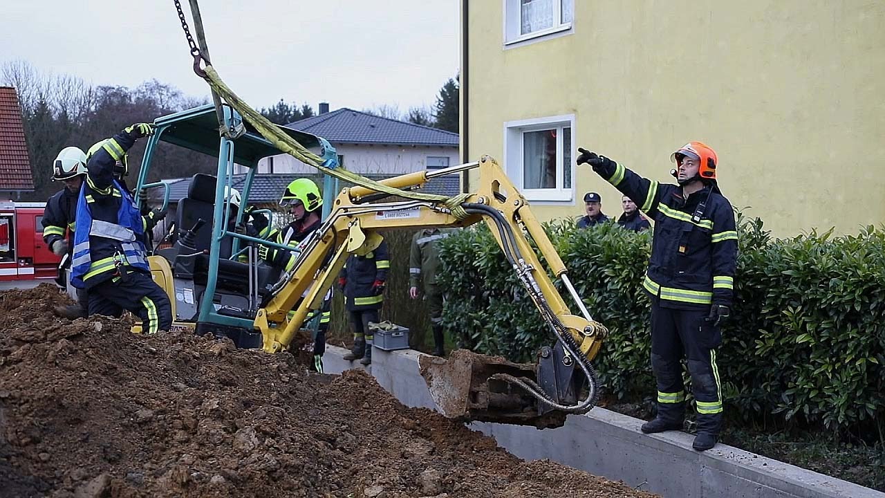 Unter Minibagger eingeklemmt
