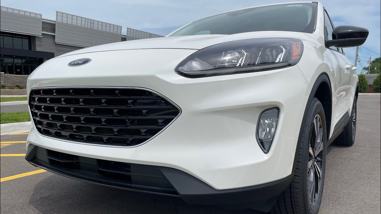 A 2022 Ford Escape SEL. Adaptive cruise with lane centering demonstration & quick walk around after