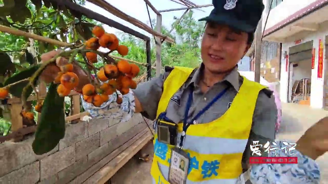 看慢火车过北盘江大桥，场面震撼特别过瘾，49岁的奶奶在这守桥#火车迷 #中国铁路 #北盘江