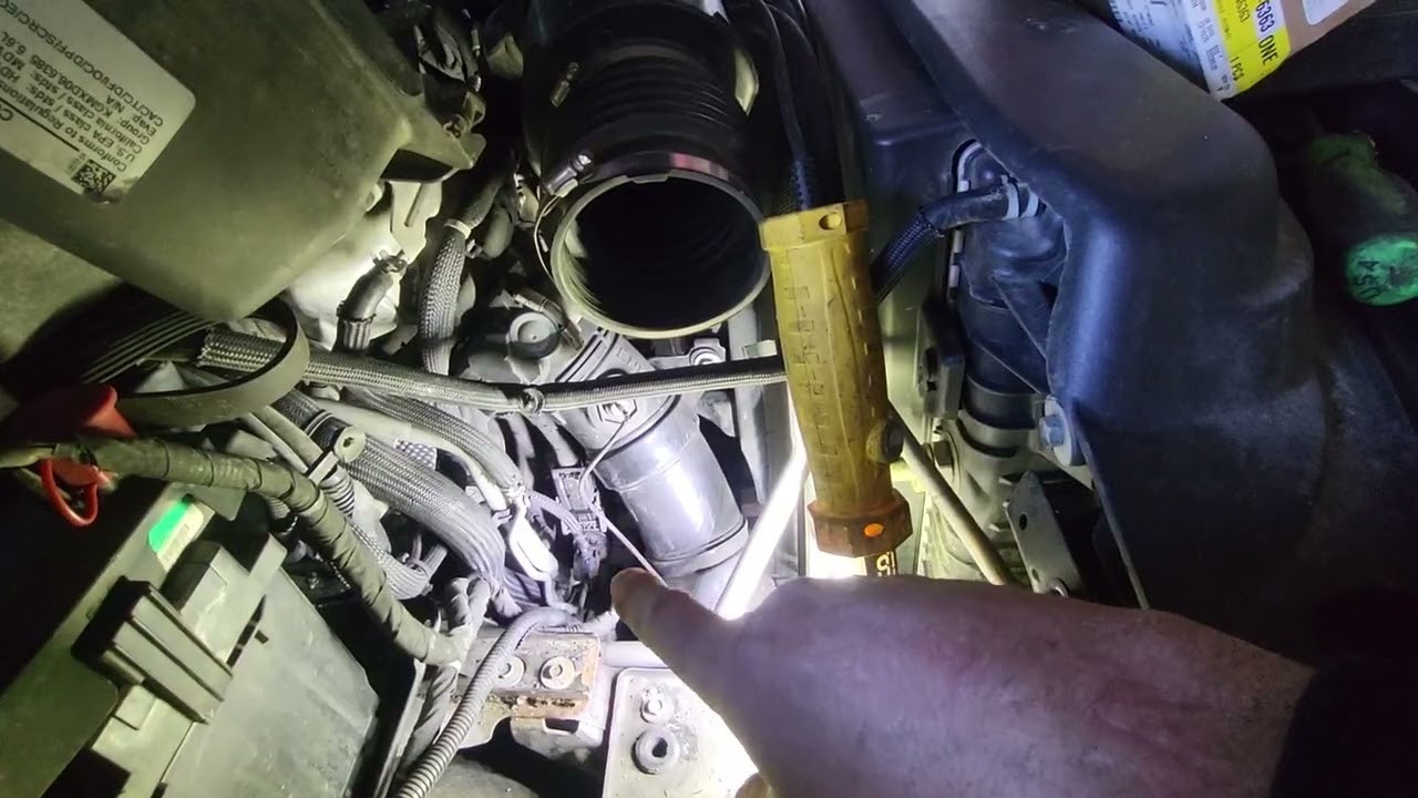 Расположение модуля управления свечами накаливания для двигателя Duramax L5P 2019 года. Для замен...