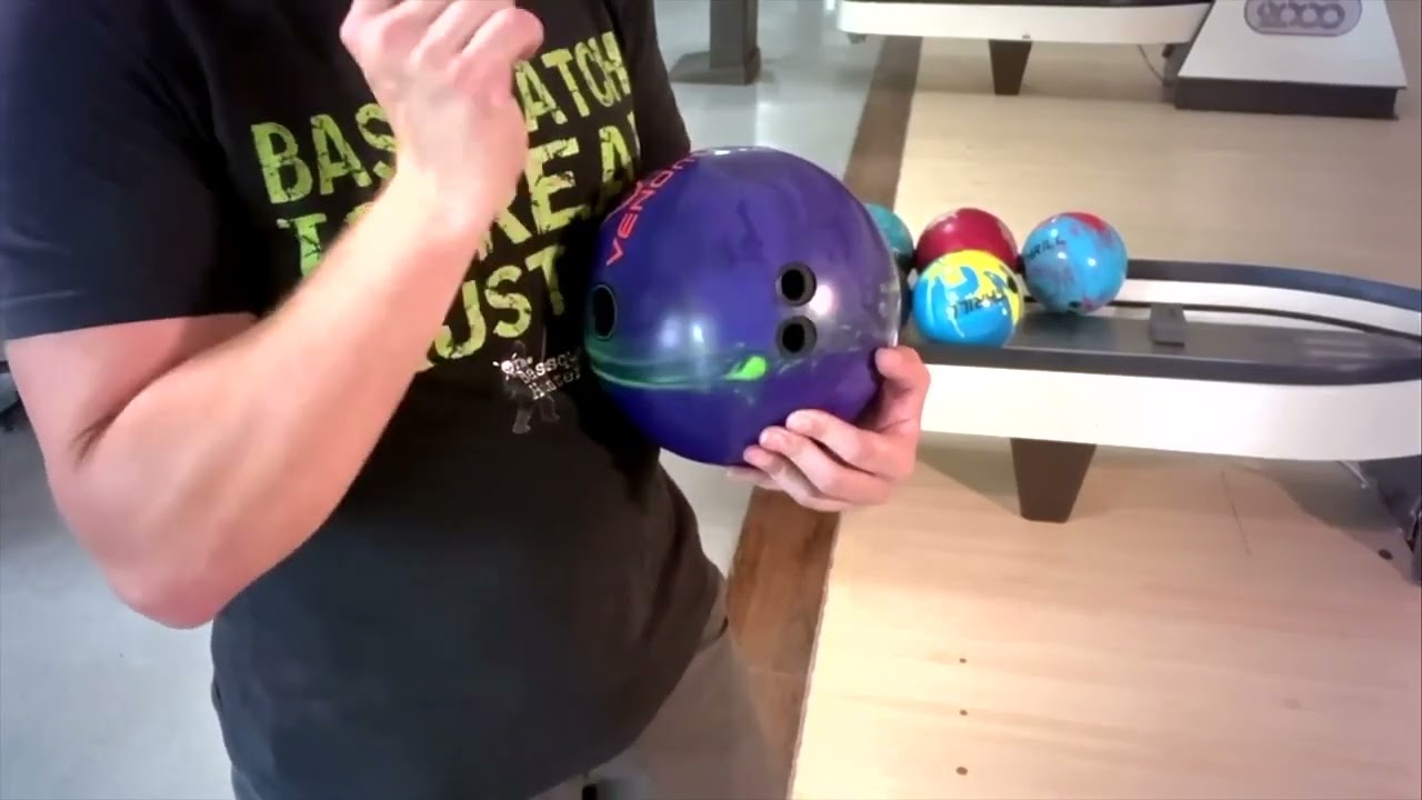 Important Bowling Tip &ndash; Squeezing the Bowling Ball Properly