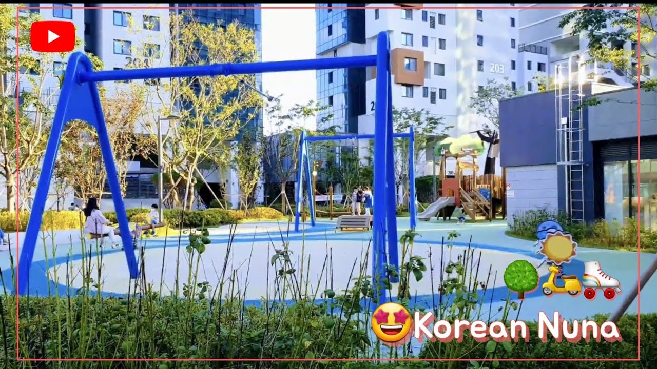 🌲🍁Jom kita jalan-jalan di persiaran di dalam kompleks apartment.