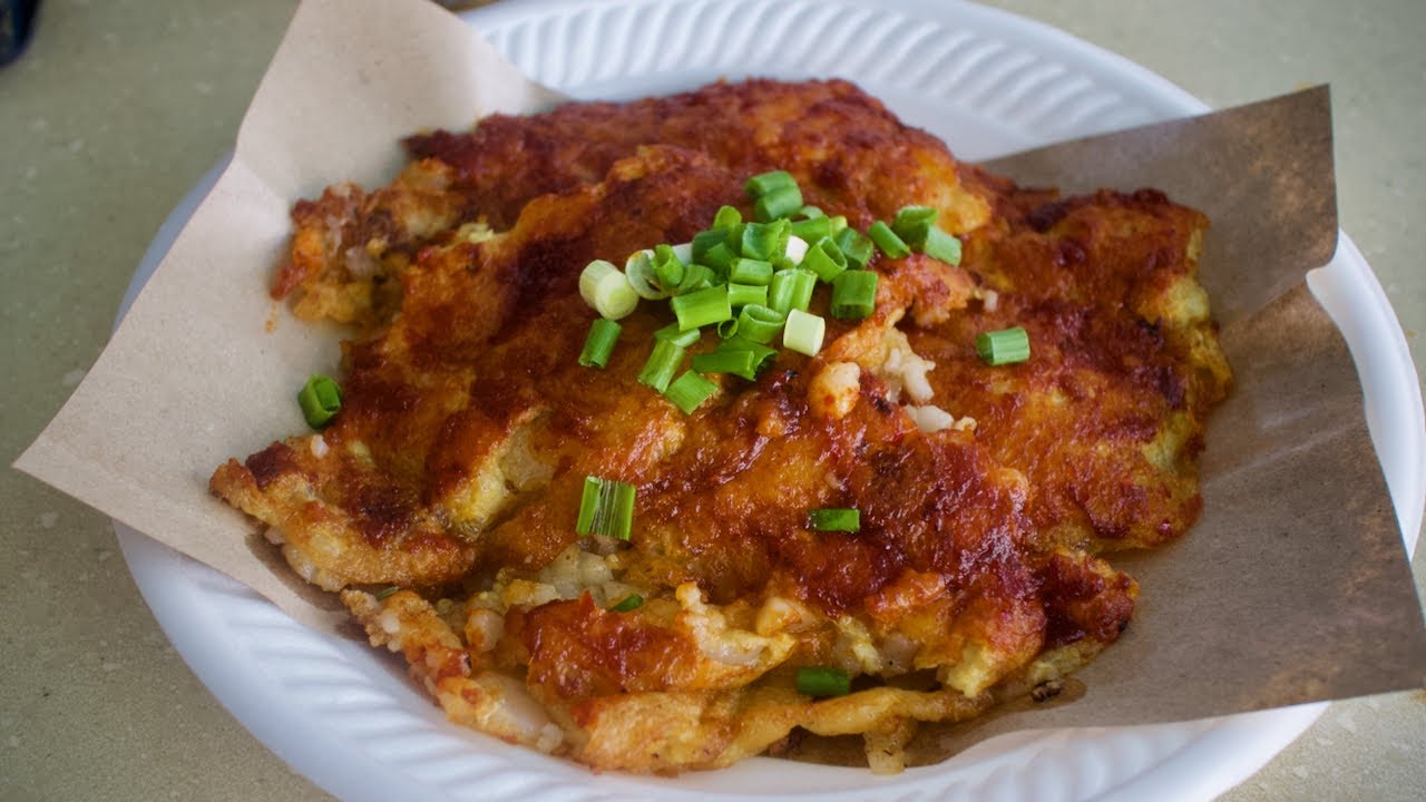 One of the best CARROT CAKES in Singapore sells only the white version! (Singapore street food)