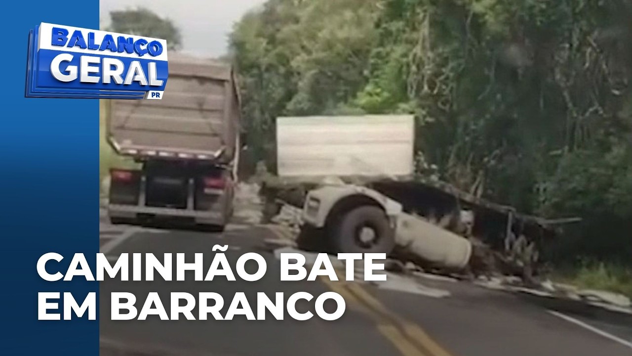 Caminhão carregado com fardos de papel fica destruído após bater em barranco e tombar na BR-373
