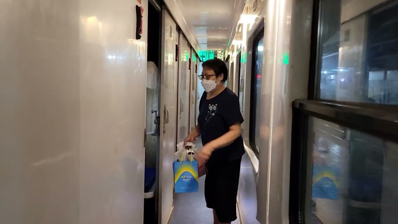 Chuyến tàu đêm. Ga Nha Trang đi Sài Gòn.