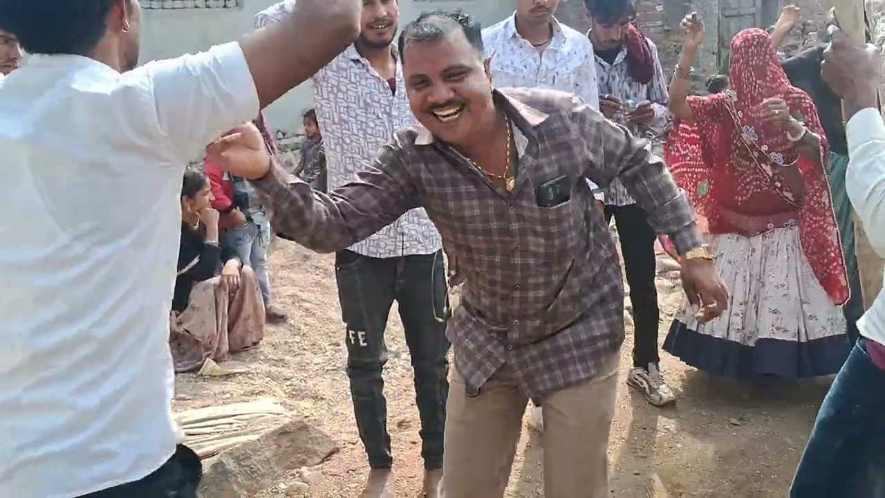 थोड़ा का देव ठीकरिया खेड़ा का प्रोग्राम दोस्त लोग डांस करते हुए