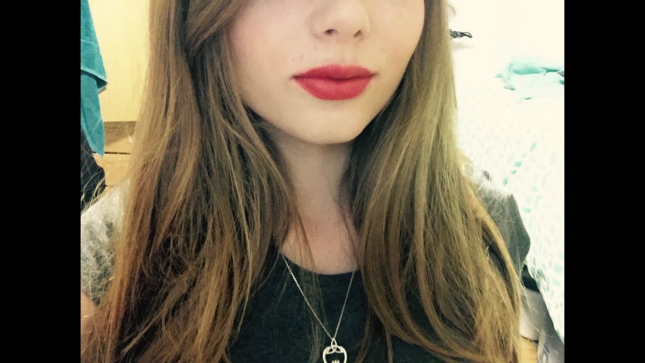 *ASMR*- Lipgloss/Lipstick Try-on (Close up whisper, mouth sounds, kiss)