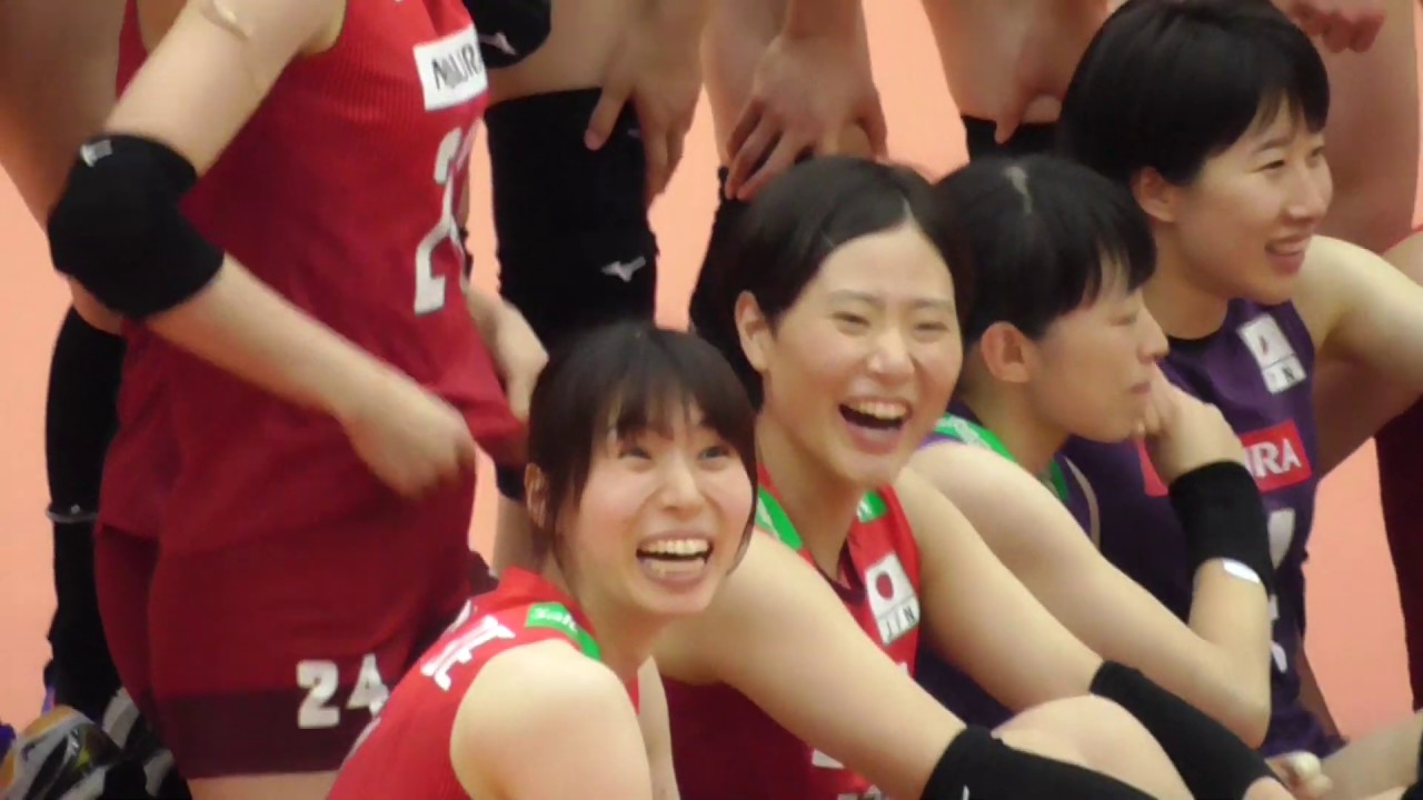 試合後、靴を脱ぎ足の下で棒コロコロ。何故か みんなソックスを2枚履いてる。最近の全日本は面白い事を採用してる。2019 国際親善試合チャイニーズ・タイペイ戦 深谷ビッグタートル 8/10