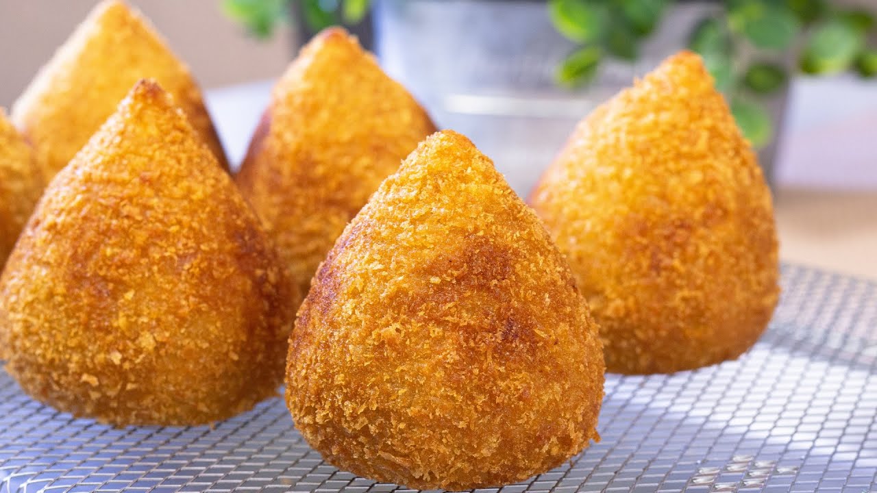 COXINHA CREMOSA COM MASSA DE BATATA LEVE QUE DERRETE NA BOCA - COXINHA DE FRANGO COM REQUEIJÃO