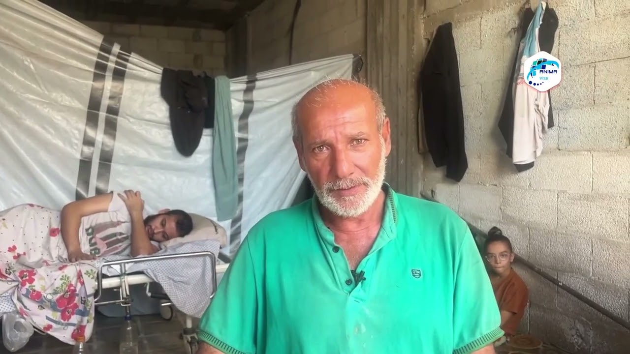 نازح فلسطيني مشلول منذ 30 عاماً يعيل 11 فرداً في مبنى مهدم