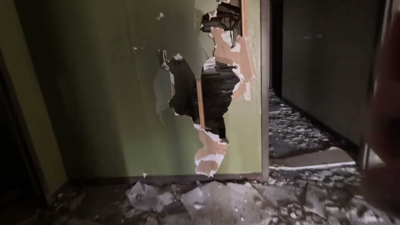 Exploring an abandoned animal clinic 