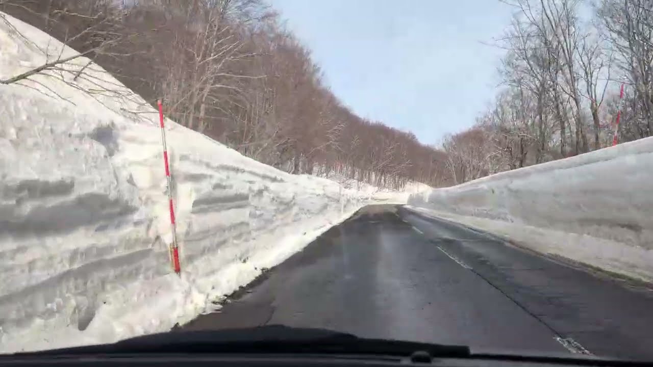 ひたすら続く雪の壁　八甲田山