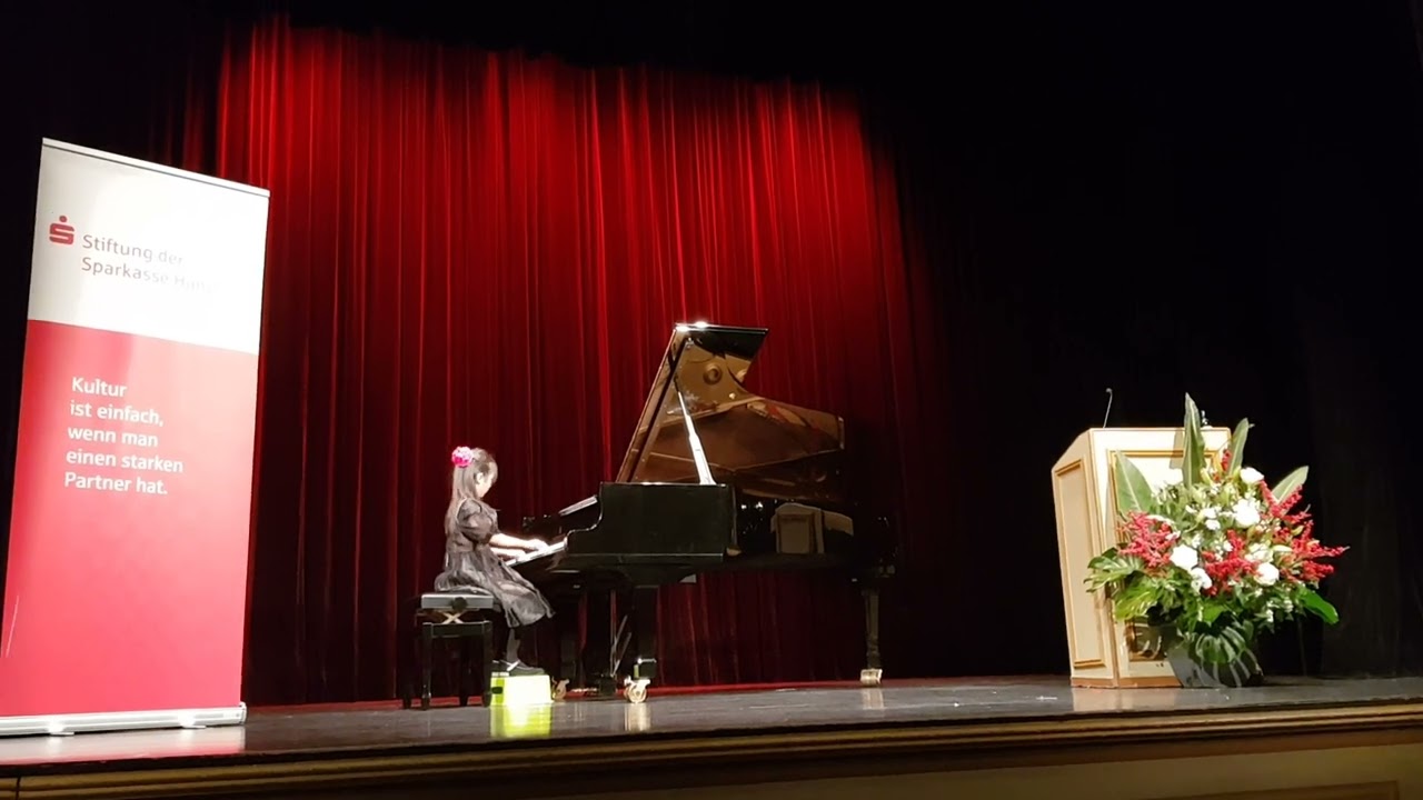 Poppy Huang spielt J. S. Bach Kleines Präludium d-Moll, S. Prokofiev Tarantella