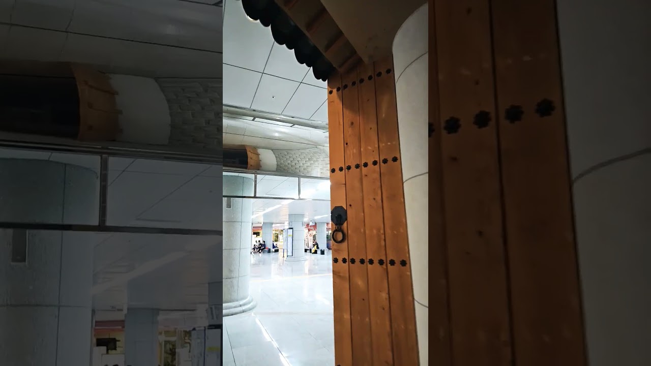 부산 동래구 수안동 수안역사 뷰 작은 동네 역사 지하철 로비 규모가 상상을 초월합니다 지방도시 동네 역사인데 이렇게 큰 로비는 처음봅니다 25.7.19