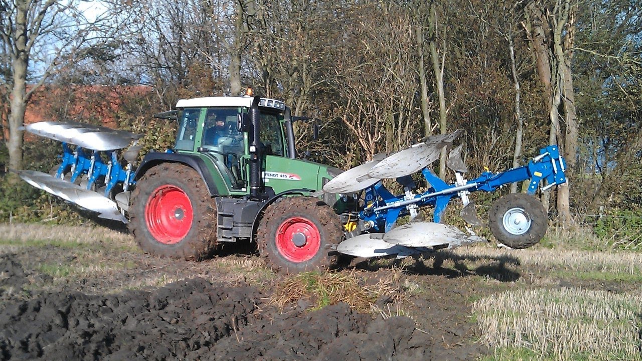 Fendt 415 met Överum front en achter ploeg Trekkerweb
