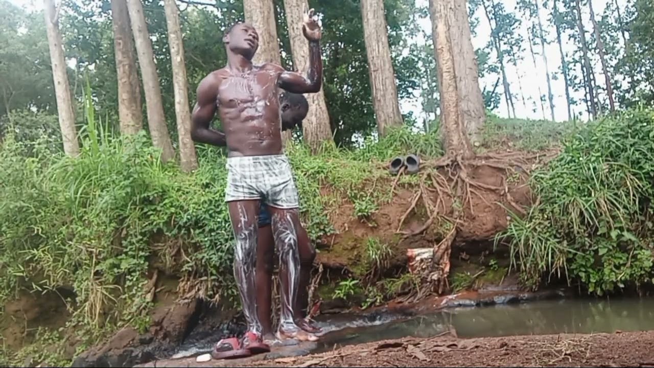 HAving a river  bath in an African village please what it is video🎋