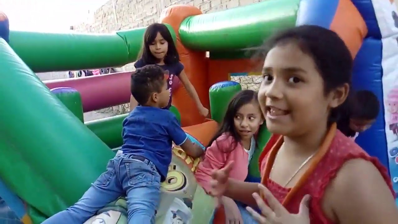 NIÑOS Y NIÑAS SE ATORAN EN BRINCOLIN INFBLABLE DESINFLADO Y RECIBEN CHIPOTASO CON CHIPOTE CHILLON
