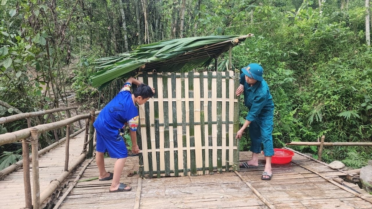 Boy Thang and police uncle made a bathroom out of bamboo