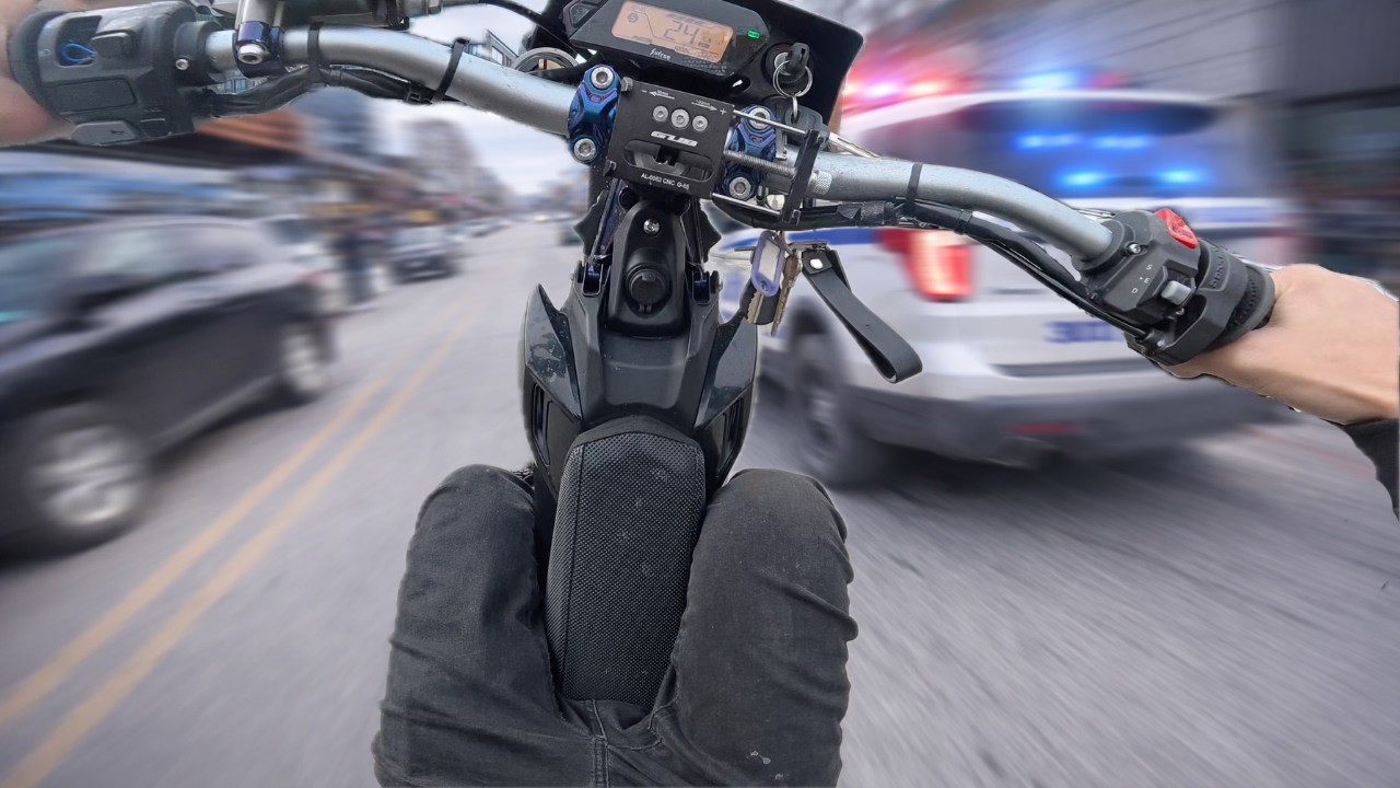 Катаюсь на своем Surron Ultrabee по Нью-Йорку.