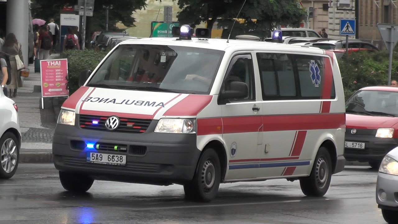 Ambulancedriver plays with siren! Private Ambulances responding in Prague! #1501