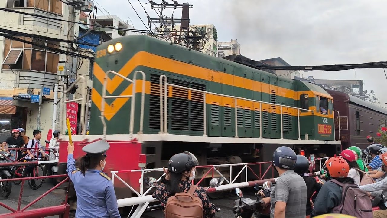 [2923 - TÀU TẾT 2026] D10E-236 kéo tàu du lịch Sjourney SE62 xuất phát trễ 12' | 17:39 - 25.02.2026