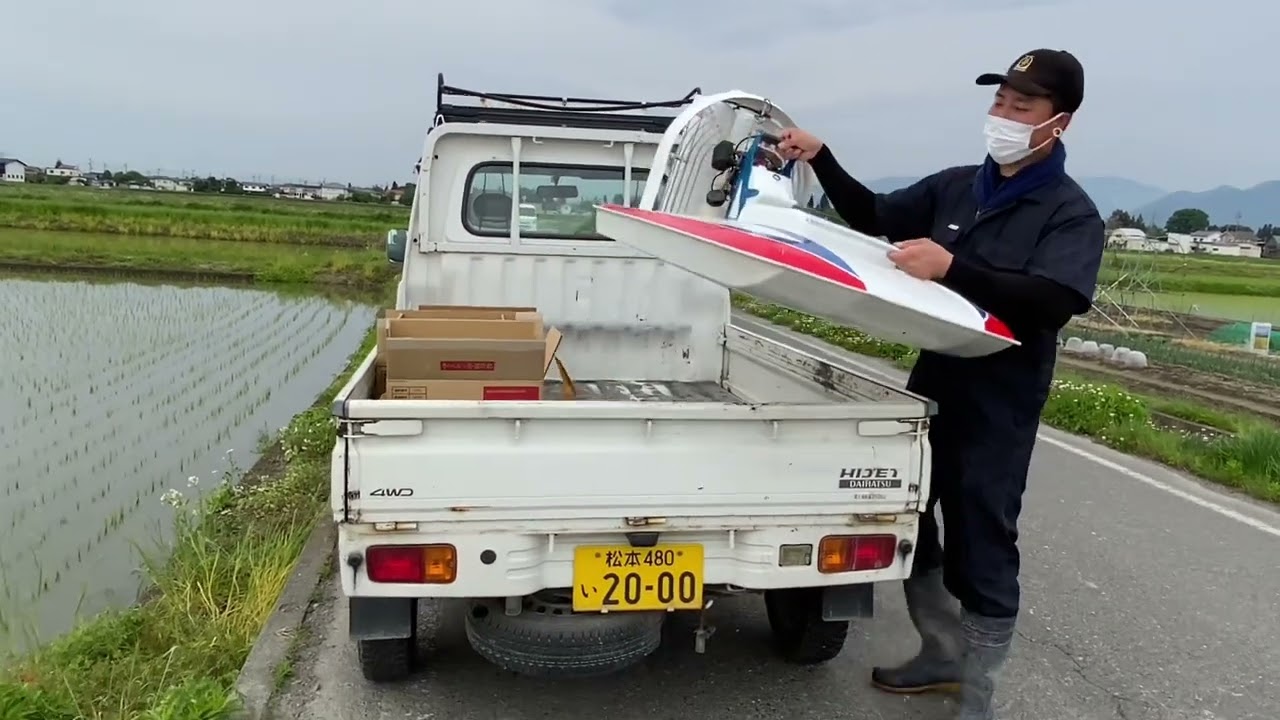 ラジコンボートでの水田除草剤散布