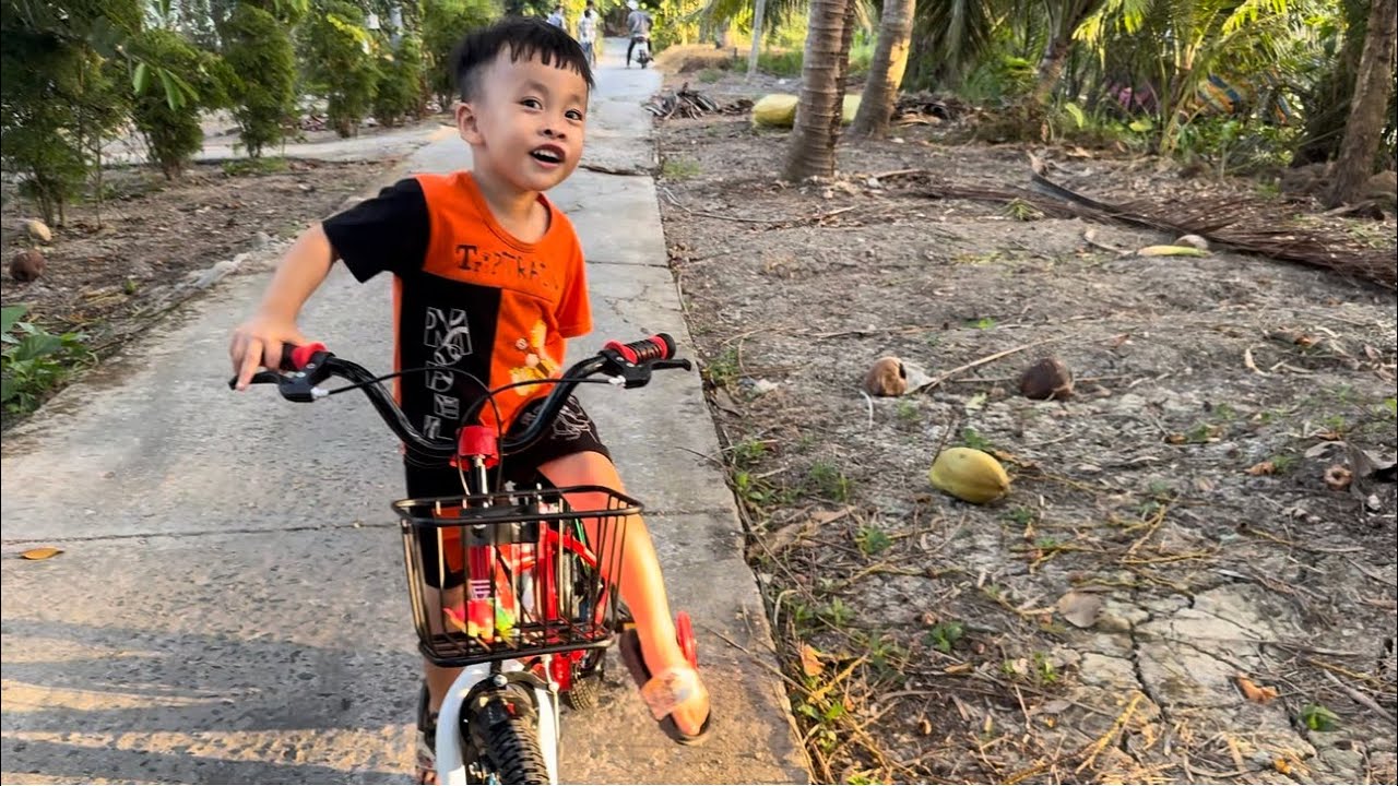 Chuột Đòi Chạy Xe Đạp Đi Chơi Xong Rồi Mới Về Ăn Cơm #ngocdieuvlog #chuotchayxedapdichoi