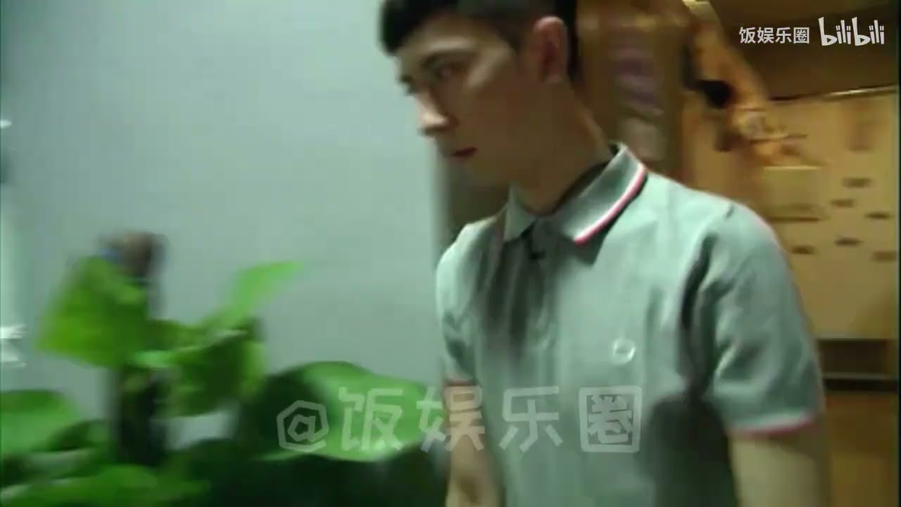 【于朦胧2013快男】2013年  ''快乐男声''  淘汰后离开城堡全过程 (1/8)：收拾行李一直抽泣  #于朦朧 #Yu Menglong #Alan Yu