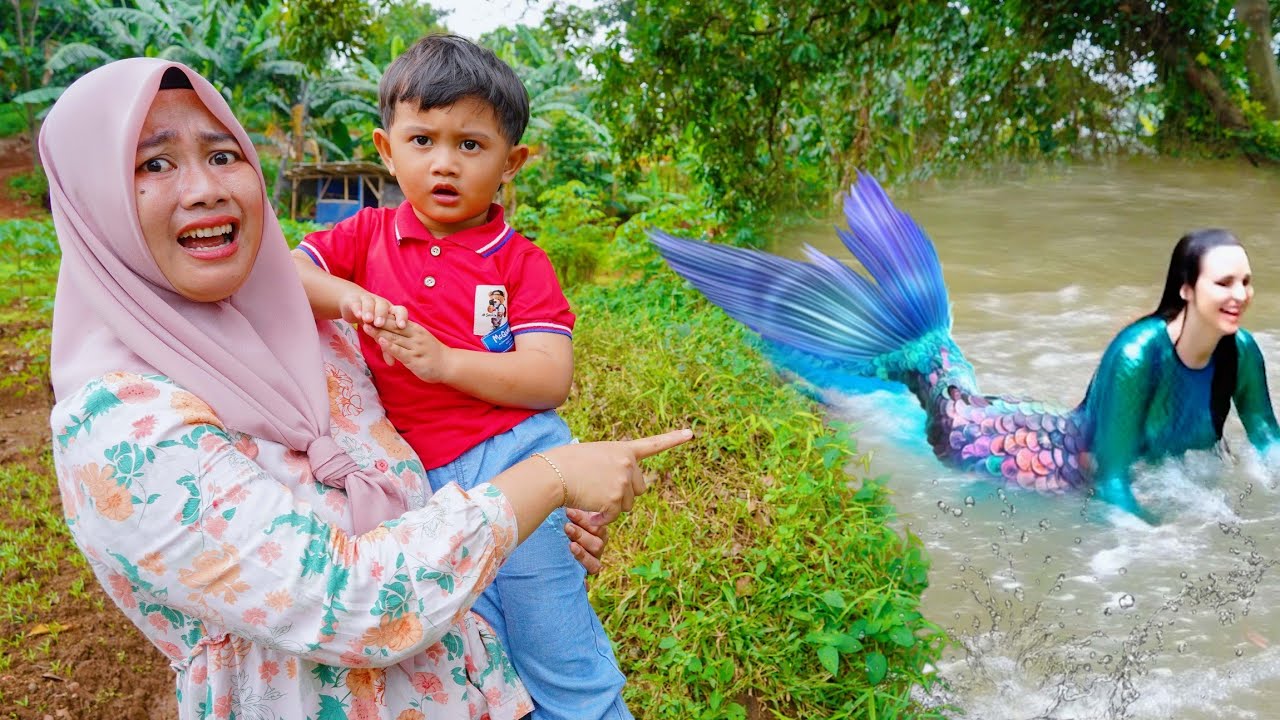 LIHAT MERMAID BESAR BERENANG 😱DI KALI DEKAT RUMAH