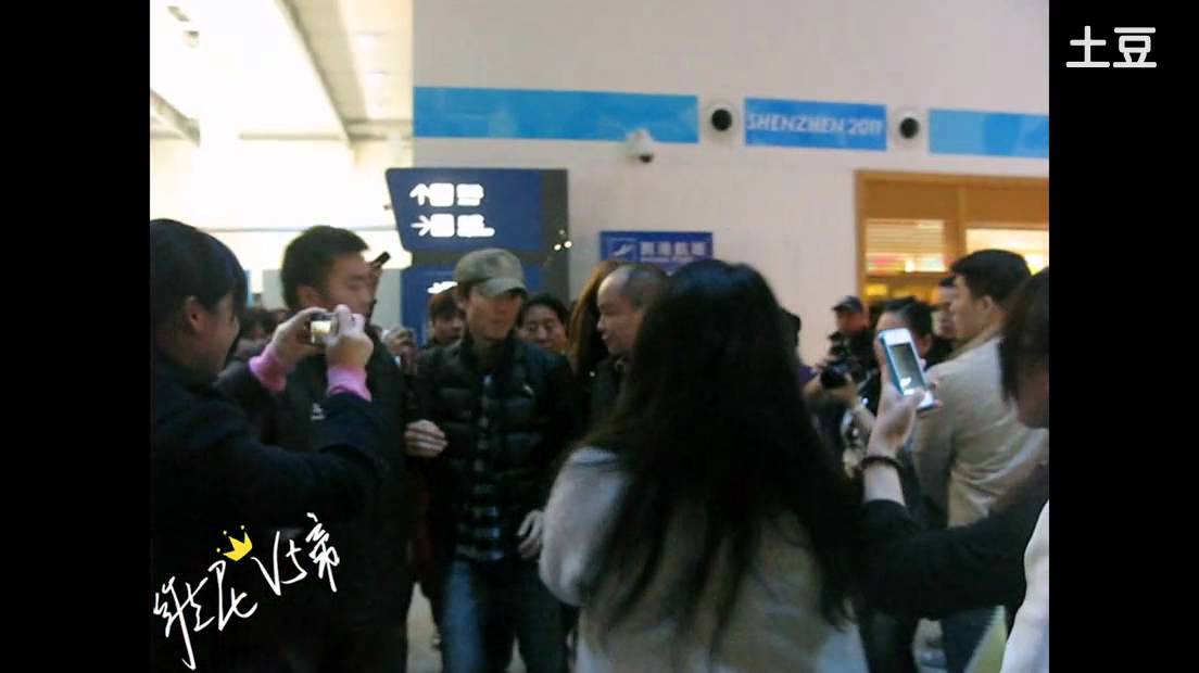 [FANCAM] 120103 Shenzhen International Airport