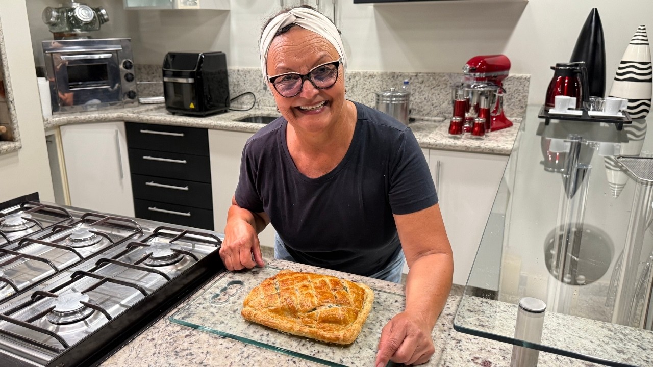 Torta Folhada de Salmão Cremoso Receita Sofisticada e Fácil de Fazer