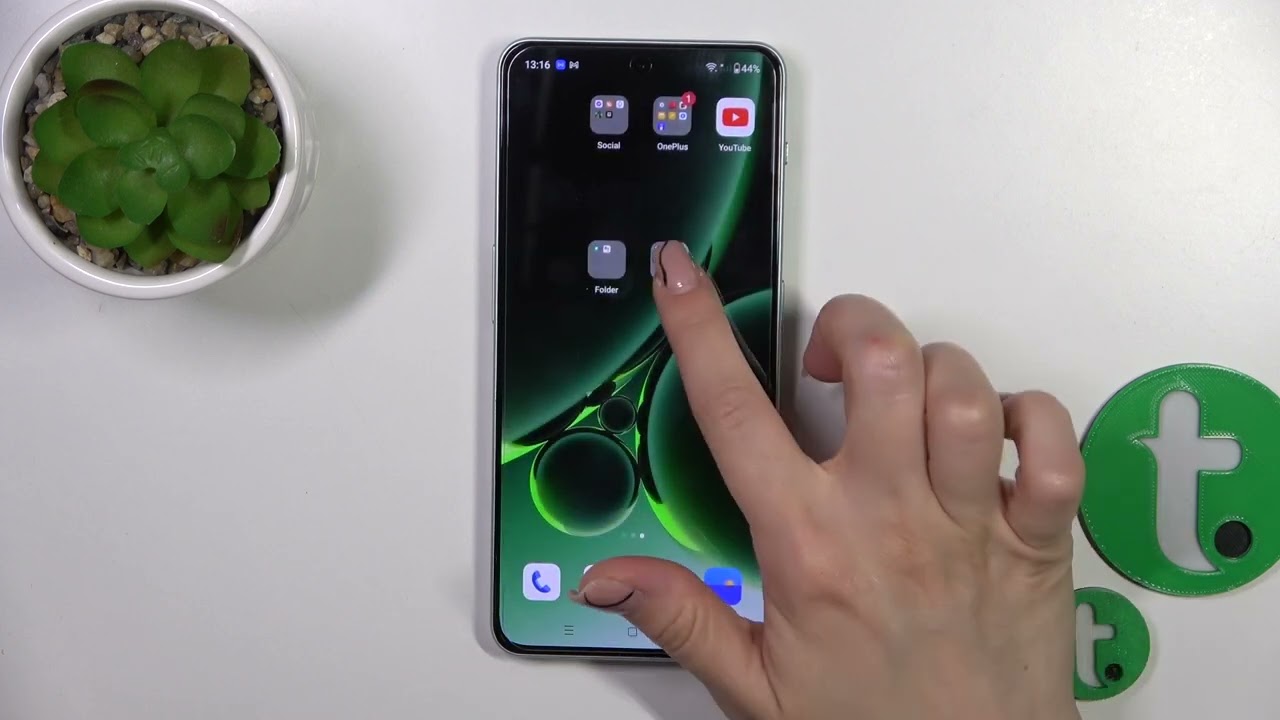 How to Create the Home Screen App Folders on a OnePlus Nord 3